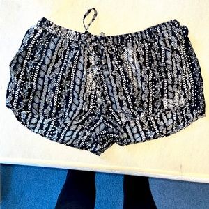 Lagaci Black & White shorts- size Small- **NEVER WORN**